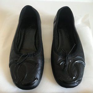 Chanel black quilted round toed leather flats